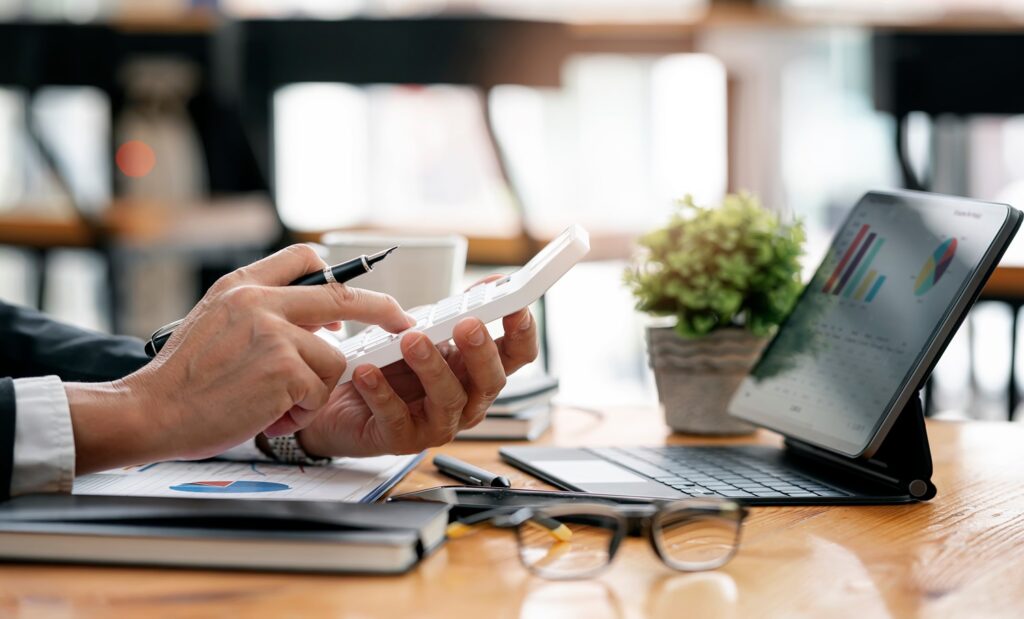 Berechnung der Finanzen mit Unterlagen und Tablet